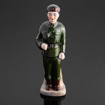 купить Статуэтка "Солдат", реплика с оригинала периода Культурной революции в Китае, фарфор, роспись, Китай, 2000-2010 гг.