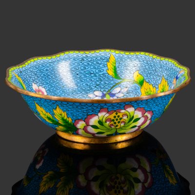 купить Ваза (конфетница), украшенная изображением цветов на синем облачном фоне, металл, клуазоне, эмали, Китай, 1960-1980 гг.