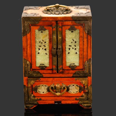 купить Шкатулка (ларец) для украшений с зооморфными металлическими накладками и резными вставками из натурального камня с растительным мотивом, дерево, сплав металлов, нефрит, резьба, Китай, 1960-1980 гг.