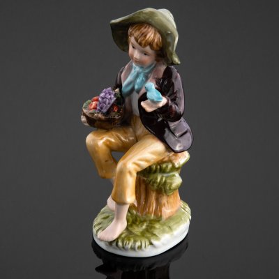 купить Статуэтка "Мальчик с птицей", фарфор, роспись, Азия, 1990-2010 гг.