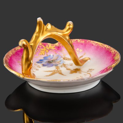 купить Вазочка (мелочница) малинового оттенка с цветочным декором и изящной ручкой, фарфор, аэрография, роспись, золочение, Limoges, Martial Redon, Франция, 1891-1906 гг.