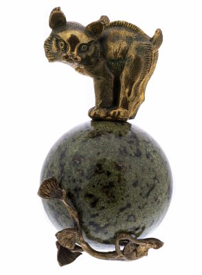 Купить Статуэтка интерьерная "Рысь на шаре", бронза литьё, натуральный камень змеевик, Россия, 1990-2010 гг.