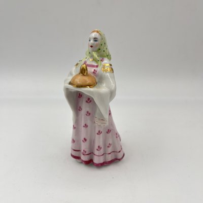 купить Статуэтка "Добро пожаловать" ("Хлеб да соль"), автор А.Д. Бржезицкая, фарфор, роспись, золочение, Дулевский фарфоровый завод (Дулёво), СССР, 1968-1990 гг.