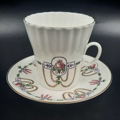 купить Пара кофейная с декором в виде роз и гирлянд (форма "Одуванчик"), фарфор, деколь, золочение, Ленинградский фарфоровый завод (ЛФЗ), СССР, 1970-1992 гг.