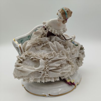 купить Статуэтка "Дама в кринолине", фарфор, кружевной фарфор, роспись, золочение, Unterweissbach Werkstätten (Унтервайсбах), Германия, 1960-1990 гг.