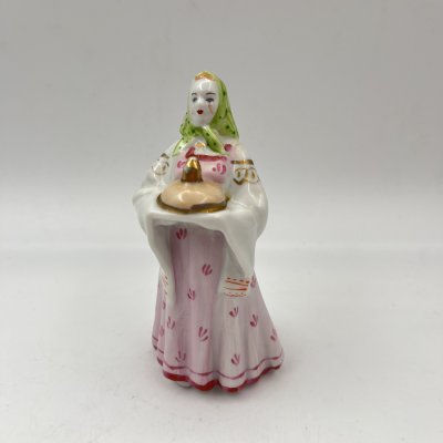 купить Статуэтка "Добро пожаловать" ("Хлеб да соль"), автор А.Д. Бржезицкая, фарфор, роспись, Дулевский фарфоровый завод (Дулёво), СССР, 1968-1990 гг.