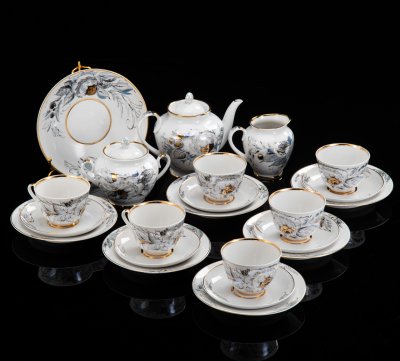 купить Сервиз чайный "Жемчужный" на 6 персон (22 предмета), автор формы "Весенняя" Яковлева С.Е., автор рисунка Семенова А.Н., фарфор, деколь, люстр, золочение, Ленинградский фарфоровый завод (ЛФЗ), Россия, 1970-1989 гг.
