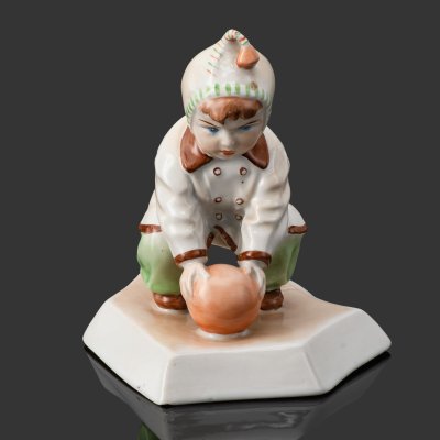 купить Статуэтка "Девочка, играющая с мячом", фарфор, роспись, Zsolnay, Венгрия, 1970-1990 гг.