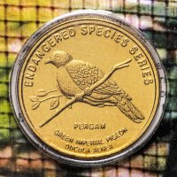купить Малайзия 25 сенов 2004 "Вымирающие виды - Мускатный плодоядный голубь" в буклете