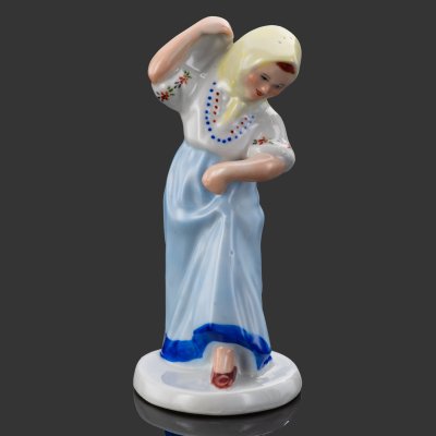 купить Статуэтка "Дарья" ("Юная плясунья"), скульптор Н. А. Замятина, фарфор, роспись, Городницкий фарфоровый завод, СССР, 1945-1953 гг.