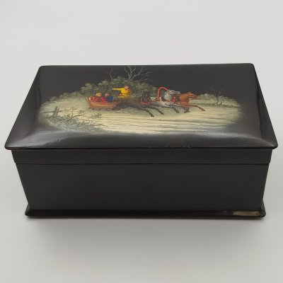 купить Шкатулка "Зимняя тройка", худ. Озолина (?), папье-маше, роспись, лак, СССР, 1950-1960 гг.