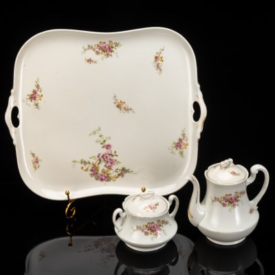 купить Набор для подачи чая/кофе (чайник, сахарница, поднос), украшенный цветочным декором, Jean Boyer Limoges, фарфор, деколь, золлчение, Франция, 1919-1930 гг.