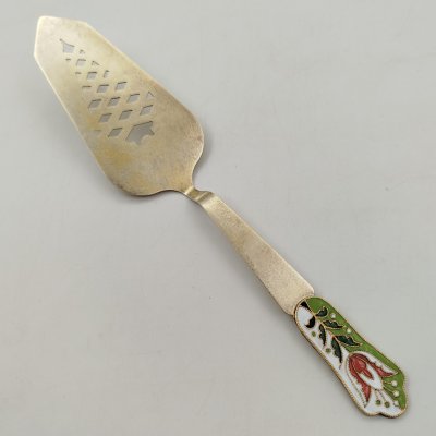 купить Лопатка для торта, украшенная цветочным декором на ручке, металл, золочение, эмаль, Ленинградская ювелирно-часовая фабрика, СССР, 1970-1980 гг.