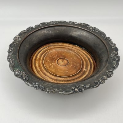 купить Конфетница с растительным декором вдоль борта, металл, серебрение, дерево, Фабрика накладного серебра А.В. Ксимантовского, Российская империя, 1839-1870 гг.