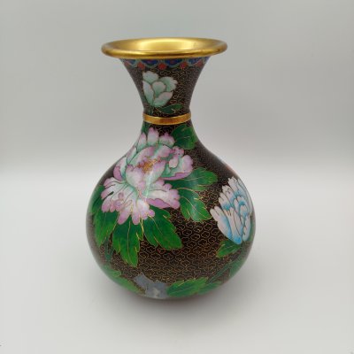 купить Ваза пузатой формы, украшенная цветущими пионами и бабочками на черном облачном фоне, латунь, перегородчатая эмаль (клуазоне), Китай, 1960-1980 гг.