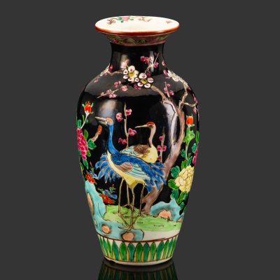 купить Ваза в стиле шинуазри "цветы и птицы" с изображением журавлей, цветущей вишни и пионов на черном фоне, фарфор, роспись эмалевыми красками, Китай, 1960-1980 гг.