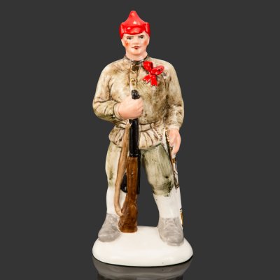купить Статуэтка "Петька" (Герой фильма "Белое солнце пустыни". Красноармеец), автор Д. Назаров, фарфор, роспись, золочение, СССР, 1970-1990 гг.
