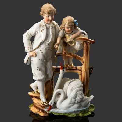 купить Статуэтка "Дети кормят лебедей", ges.gesch (немецкий патентное клеймо), фарфор, бисквит, роспись, золочение, Германия, 1900-1930 гг.