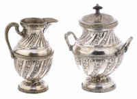 купить Сливочник и сахарница с рельефным декором, латунь, серебрение, Западная Европа, 1970-1990 гг.