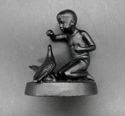 купить Статуэтка "Мальчик кормит голубей", скульптор Панов Г.П., чугун, крашение, Каслинский чугунолитейный завод (Касли), СССР, 1978 г.
