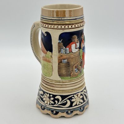 купить Кружка пивная , украшенная трактирной сценой (дружеская беседа), керамика, рельеф, люстр, Marzi & Remy, Германия, 1964-1990 гг.