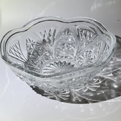 купить Конфетница с фигурным краем и резным декором, стекло, стекло, СССР, 1970-1990 гг.