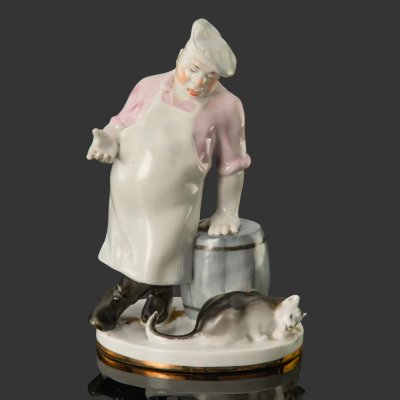 купить Статуэтка "Кот и повар", скульптор В.А. Михалёв, фарфор, роспись, золочение, Ленинградский фарфоровый завод (ЛФЗ), СССР, 1950-1960 гг.