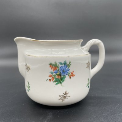 купить Молочник, украшенный цветочным декором, фарфор, деколь, золочение, Дулевский фарфоровый завод (Дулёво), СССР, 1957 г.