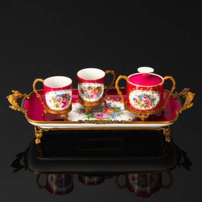 купить Набор для кофе на две персоны с сахарницей, на подносе, "Limoges", фарфор, крытье малинового цвета, роспись, металл, фарфор, крытье малинового цвета, роспись, металл, Франция, 1950-1970 гг.