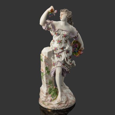 купить Статуэтка "Цветочница", инициалы "I.P." на дне, фарфор, роспись, золочение, Западная Европа, 1910-1940 гг.