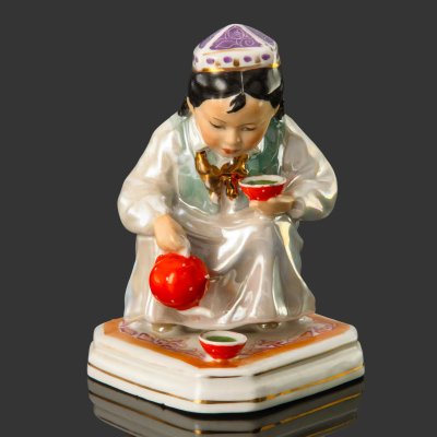 купить Статуэтка "Маленькая хозяйка" (Узбечка с чайником), скульптор О.М. Богданова, фарфор, роспись, люстр, золочение, Дулевский фарфоровый завод (Дулёво), СССР, 1956 г.