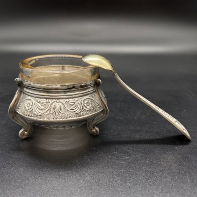 купить Солонка с миниатюрной ложечкой, мельхиор (медь-никель), стекло, Мстерская художественная фабрика «Ювелир», СССР, 1968-1980 гг.