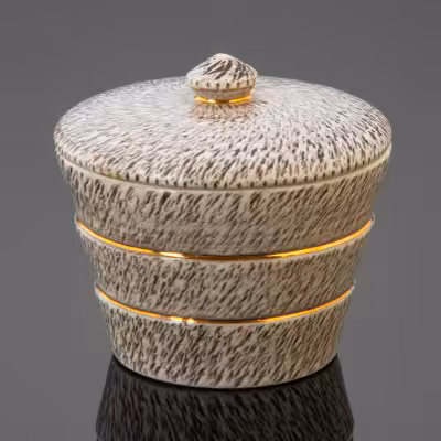 купить Шкатулка (бонбоньерка) с крышкой, керамика, глазурь, золочение, подпись в тесте, Западная Европа, 1970-1990 гг.