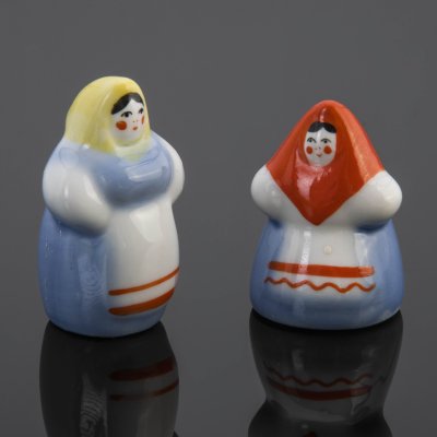 купить Две статуэтки "Матрешки" (Женщины в платках), автор Т. Андрианова, фарфор, роспись, Дмитровский фарфоровый завод (ДФЗ Вербилки), СССР, 1954-1965 гг.