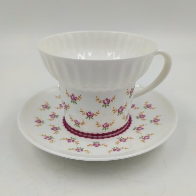 купить Пара кофейная с декором в виде розочек (форма "Волна"), фарфор, деколь, Ленинградский фарфоровый завод (ЛФЗ), СССР, 1992-2001 гг.
