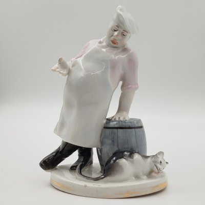 купить Статуэтка "Кот и повар", скульптор В.А. Михалёв, фарфор, роспись, золочение, Ленинградский фарфоровый завод (ЛФЗ), СССР, 1950-1970 гг.