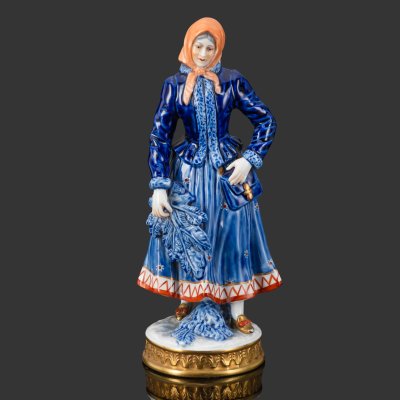 купить Статуэтка "Девушка с еловыми ветками", Sandizell Hoffner & Cо, фарфор, роспись, золочение, Германия, 1960-1970 гг.