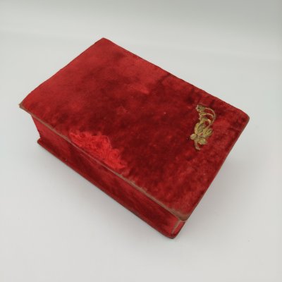 купить Шкатулка винтажная красного цвета с металлической накладкой в виде колокольчика, картон, бархат, латунь, СССР, 1930-1950 гг.