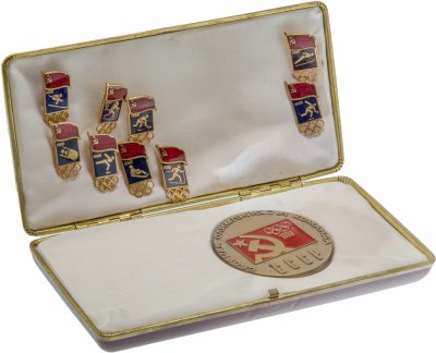 купить Набор 15 Зимние Олимпийские Игры 1988 Калгари (в родной коробке ) Настольная медаль + 9 значков Олимпийская сборная команда СССР