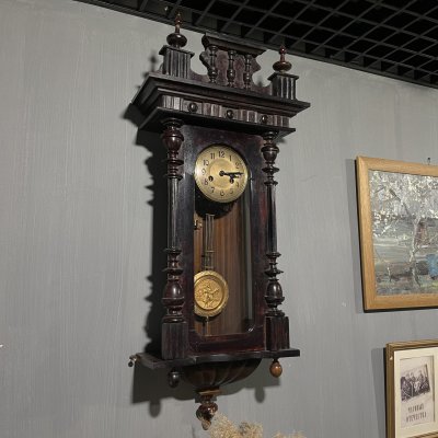купить Часы настенные в фигурном корпусе, (Механизм часов "Friedrich Mauthe, Schwenningen"), дерево, металл, шпон, Германия, 1890-1910 гг.