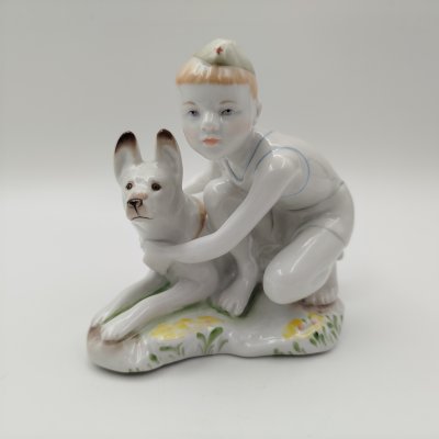 купить Статуэтка "Юный пограничник с собакой", скульптор Г.С. Столбова, фарфор, роспись, Ленинградский фарфоровый завод (ЛФЗ), СССР, 1970-1986 гг.