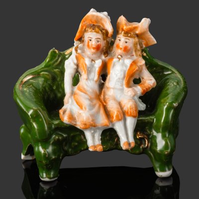 купить Статуэтка миниатюрная "Галантная сцена" ("Дети"), фарфор, роспись, крытье, золочение, Западная Европа, 1900-1930 гг.