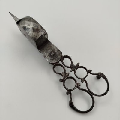 купить Щипцы для снятия нагара со свечи с фигурной рукояткой, металл, Великобритания, 1890-1920 гг.