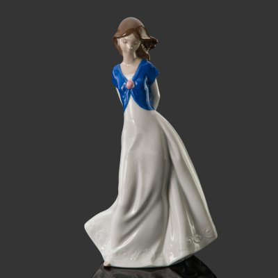 купить Статуэтка "Девушка с туфельками", фарфор, роспись, NAO Porcelain, Испания, 2003-2020 гг.