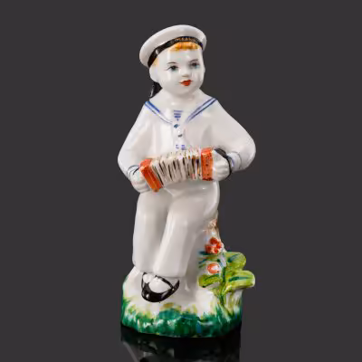 купить Статуэтка "Юный гармонист" (Морячок), скульптор Г.С. Столбова, художник Е.Н. Лупанова, фарфор, роспись, золочение, Ленинградский фарфоровый завод (ЛФЗ), СССР, 1960-1969 гг.
