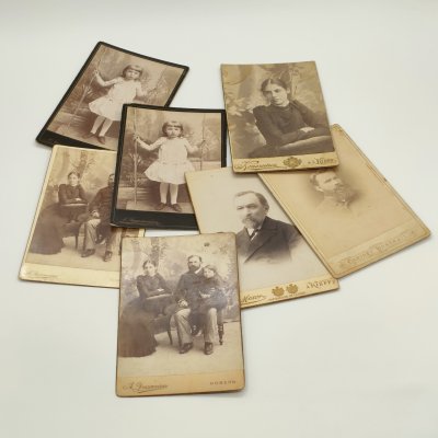 купить Набор из семи семейных кабинет-портретов (фотографий), выполненных в ателье А. Эпштейна, Н. Коносевича, Фр. де Мезера и др. в Киеве, бумага, печать, картон, Российская империя, 1880-1915 гг.