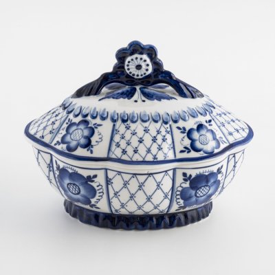 купить Шкатулка с цветочным декором, фарфор, роспись, Производственное объединение «Гжель», СССР, 1972-1985 гг.
