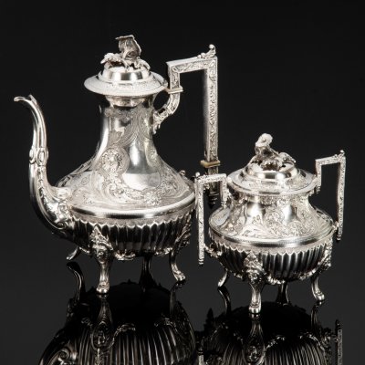 купить Кофейник и сахарница, украшенные маскаронами, цветочными гирляндами и фигурными хватками в виле соцветий, металл, серебрение, гравировка, канфарение, рог, Западная Европа, 1920-1950 гг.
