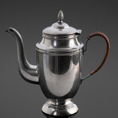 купить Кофейник лаконичной формы с рельефным декором, металл, литьё, Европа, 1940-1970 гг.