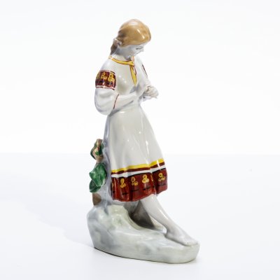 купить Статуэтка "Любит-не-любит" (Гадание на ромашке), фарфор, роспись, автор - О.Жникруп, Полонский завод художественной керамики, СССР, 1973-1991 гг.